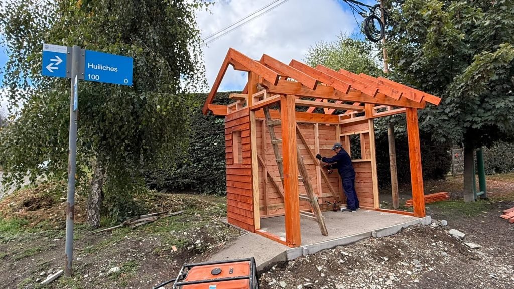 La Municipalidad avanza con el mantenimiento y mejora de las garitas de colectivos en Villa La Angostura.