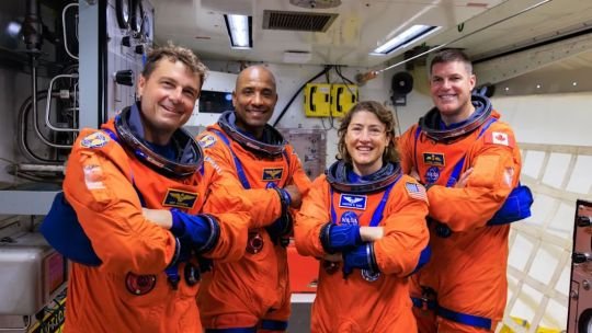Por qué los astronautas de Artemis II visten de naranja: la razón clave detrás del color elegido por la NASA