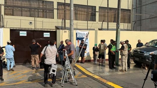Bronca y gritos en el colegio en que votará Keiko Fujimori, porque tardó mucho en abrir sus puertas