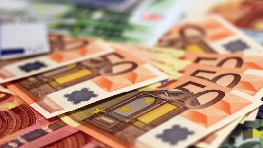 Cotización del euro y euro blue hoy, viernes 24 de abril