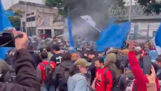 Tensión y gases en los accesos: las organizaciones sociales resisten el fin del programa “Volver al Trabajo”