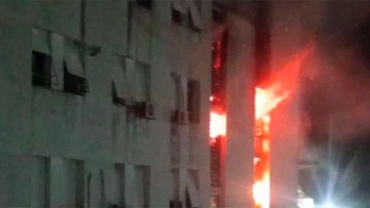 Fuego de sábado por la noche: se incendiaron pisos superiores del Edificio Libertad de la Armada