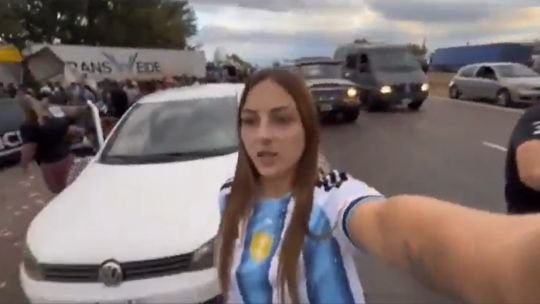 Una influencer se grabó durante un saqueo a un camión de aceite de oliva