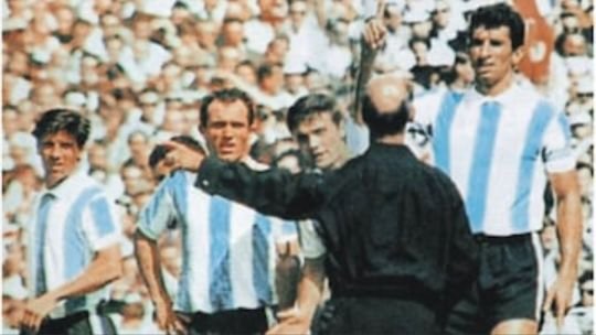 La expulsión de Rattín en 1966: el origen histórico de las tarjetas en el fútbol