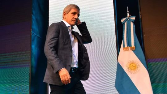 Con la máxima de no despedir, Luis Caputo se prepara aplicar recortes en todos los Ministerios