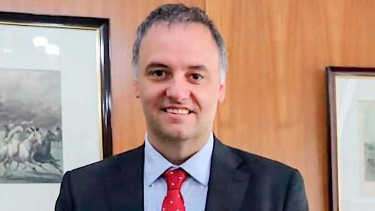 “No le cierran los números”: Irina Hauser reveló detalles del departamento de Manuel Adorni en “QR!”