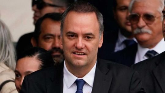 Adorni defendió su viaje a Estados Unidos y negó irregularidades por la presencia de su esposa