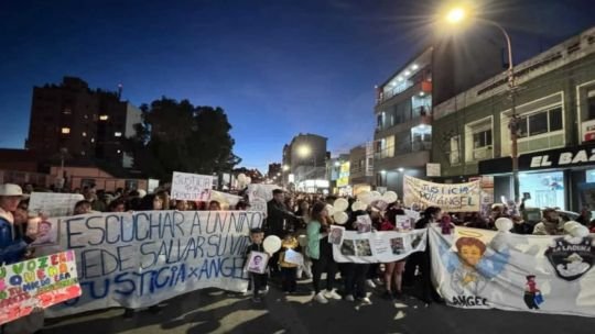 Ángel y su terrible final: masiva marcha pidió justicia, mezclando dolor y furia, en Comodoro Rivadavia
