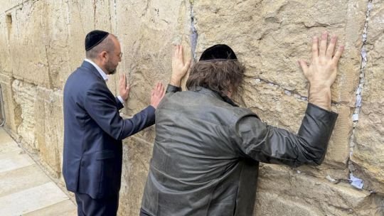 Milei llegó a Israel y su primera actividad fue la visita al Muro de los Lamentos en Jerusalén
