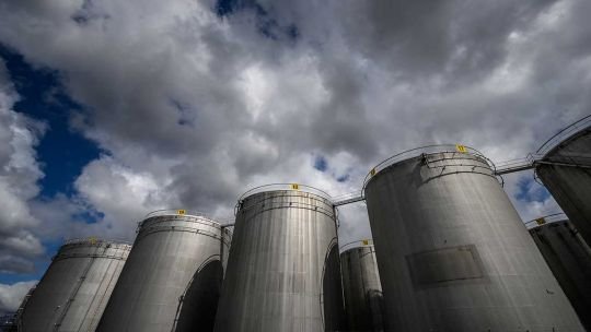 El petróleo rebota 3% y el mercado vuelve a poner precio al riesgo geopolítico en Ormuz