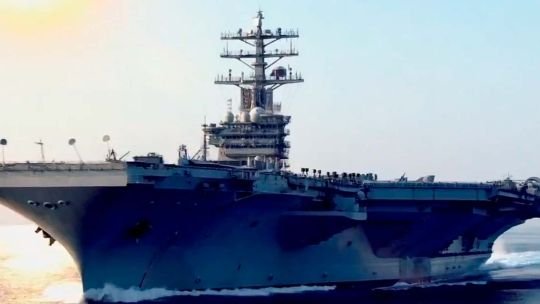 Javier Milei visita el portaaviones estadounidense USS Nimitz durante un operativo naval conjunto en el Mar Argentino