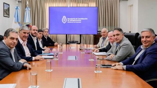 Colectivos: las empresas se comprometieron a mejorar las frecuencias tras la reunión con el Gobierno