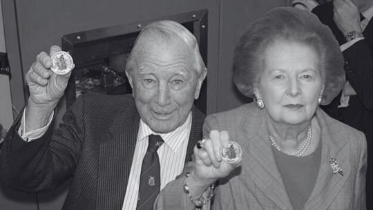 Sir Rex Hunt, el gobernador de Malvinas que fue exiliado por Galtieri en pijama, con una botella de ginebra y el retrato de la Reina