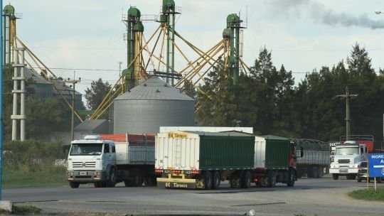 Sin acuerdo y con puertos paralizados: escala la pelea por los fletes y se frena la exportación de granos