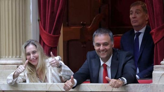 Parrilla de lujo y pileta con cascada y mármol travertino : las excentricidades de la casa de Manuel Adorni