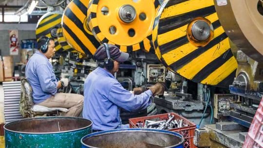 La industria acelera despidos por los sobrecostos energéticos que el Gobierno no quiere absorber