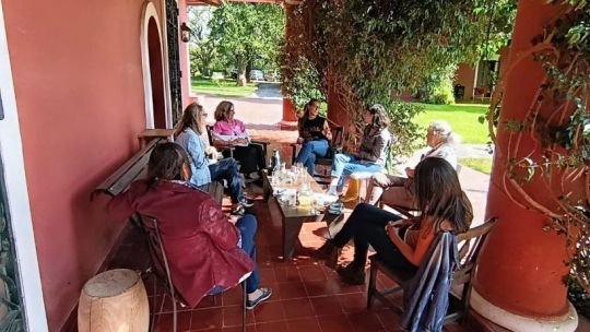 Turismo cultural para +40: lanzan un programa que combina viajes, mentorías y escritura de libros