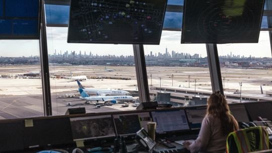 Un avión chocó contra un poste de luz y una camioneta de reparto mientras aterrizaba
