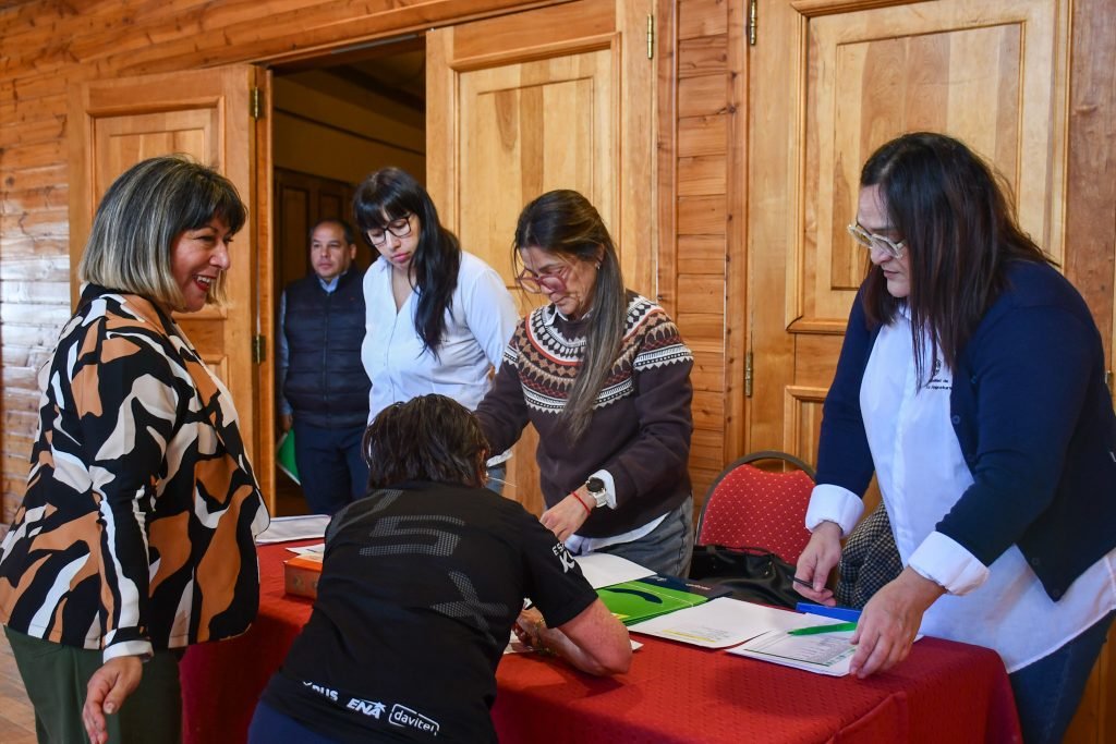Villa La Angostura recibió 33 escrituras en un nuevo avance de la política habitacional de la Provincia.