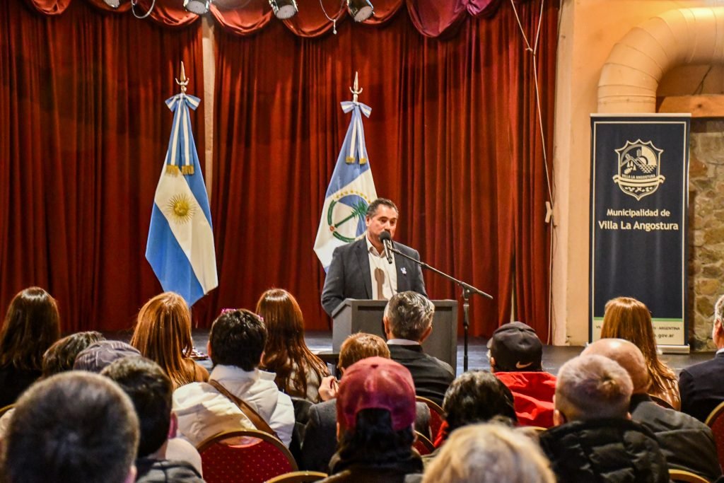 Villa La Angostura Firmo un acta de asistencia financiera por mas de 1229 millones de pesos para obras y maquinaria ambiental.