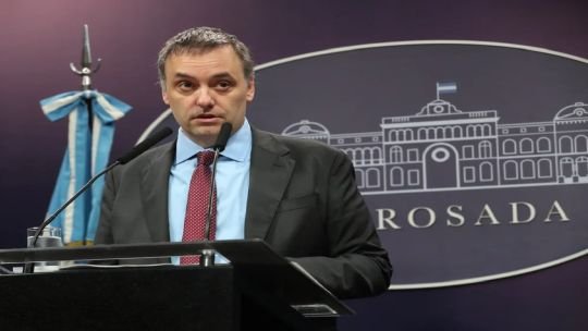 El arquitecto que hizo las refacciones en la casa del country de Adorni dijo que no emitió facturas
