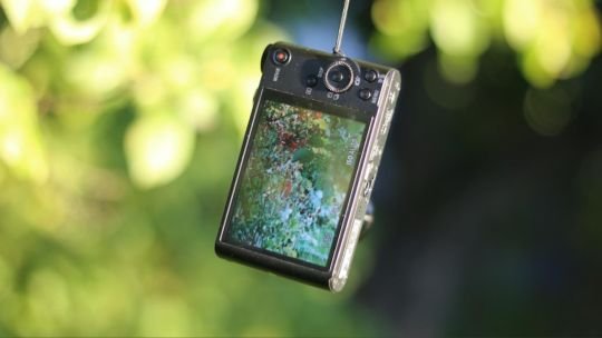 La juventud rechaza la perfección de los smartphones y adopta cámaras compactas de los 2000 para lograr fotos imperfectas