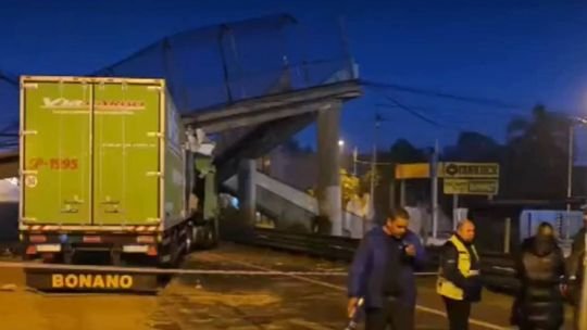 Impactante derrumbe en Panamericana: un camión chocó un puente y lo hizo colapsar en plena madrugada