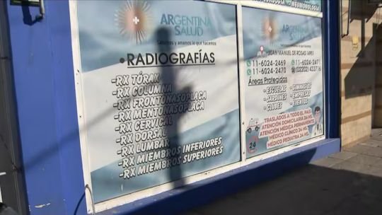 Se complica la situación judicial del dueño de la clínica trucha clausurada: hallaron una valija repleta de sellos médicos