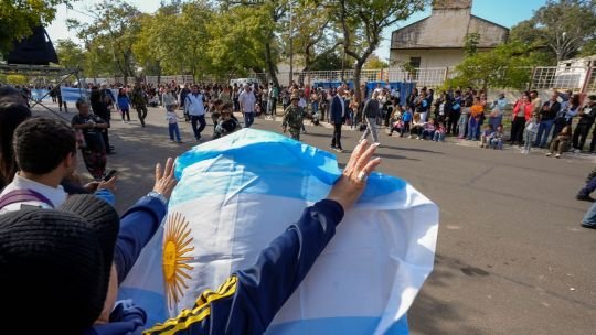 Cortes de tránsito y chocolate patrio: cómo será el desfile del 25 de Mayo en la costanera