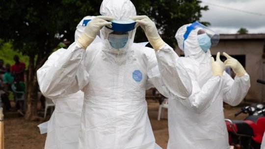 El jefe de la OMS llegó al epicentro del brote de ébola en Congo mientras crece la alerta mundial
