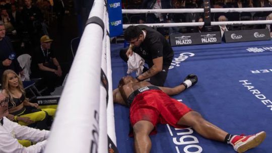 Brutal nocaut: el alemán Viktor Jurk dejó inconsciente al colombiano Edwin Castillo en menos de 5 segundos