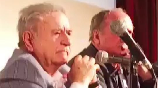 Escracharon a Duhalde en la presentación de un libro sobre su gestión como gobernador: por qué se cantó la la marcha peronista