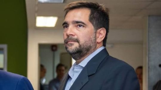 Detuvieron al extitular de Arsat tras hallar más de US0.000 y droga en su departamento