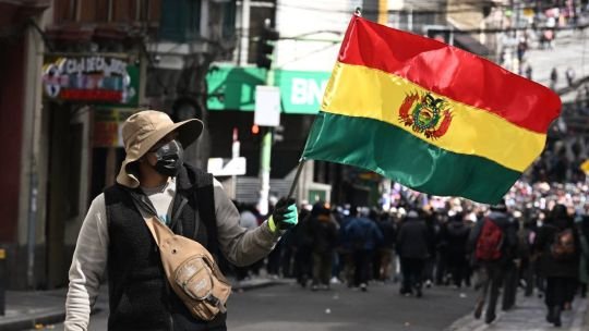 Un muerto, balas de plomo y el sueldo a la mitad: el combo que acorrala al Gobierno de Bolivia y empuja al país al abismo