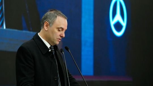 Manuel Adorni reapareció junto a Karina Milei en la inauguración de un centro automotriz y le pegó al kirchnerismo