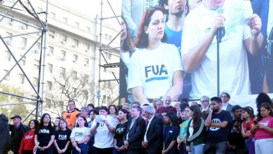 Docentes y estudiantes dictan clases públicas frente a Tribunales para exigir el financiamiento universitario