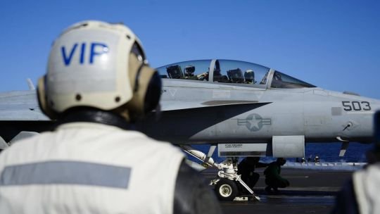 Milei se fotografió con un avión norteamericano llamado Kirchner y se volvió tendencia en redes