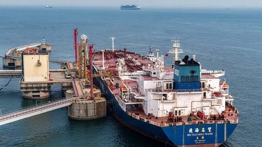 El petróleo cede hacia los 100 dólares por la expectativa de un acuerdo entre EE.UU. e Irán