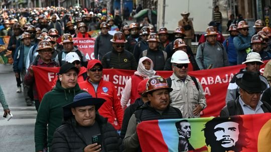 Contra las cuerdas y rodeado de piquetes, el Gobierno boliviano convoca de urgencia a los campesinos para frenar el caos