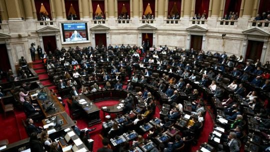 LLA logró el quórum justo y sesiona para blindar a Adorni, pero la oposición insiste con interrumpir la sesión