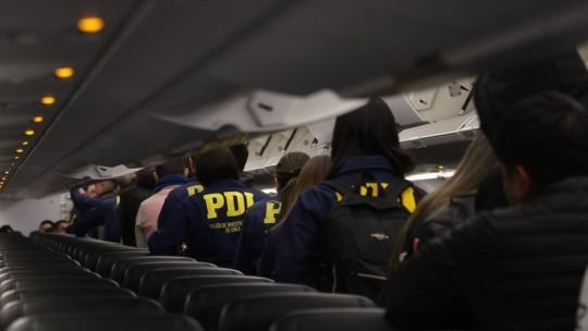 Chile expulsó a 80 migrantes en su tercer vuelo de deportación desde la asunción de Kast