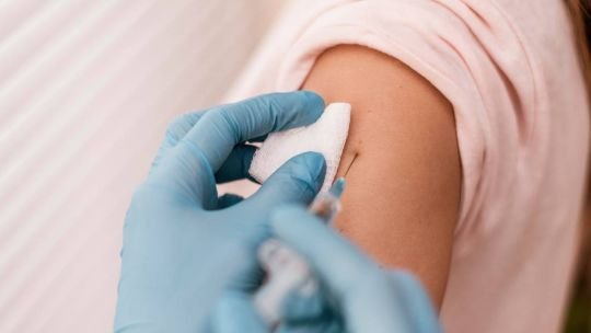 Revelan que se ocultó un informe sobre efectos adversos graves de la vacuna del Covid en niños