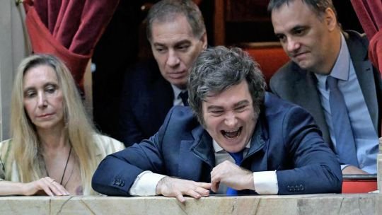 Hasta el mediodía de este domingo, ni Milei ni ‘Oficina del Presidente’ subieron mensajes sobre Adorni