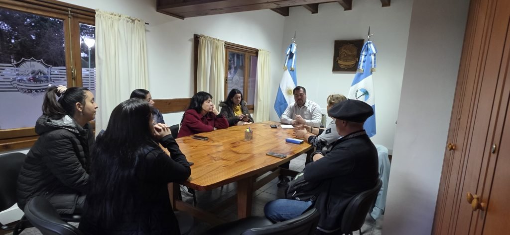 Personal del CDI se reunió con el Intendente Javier Murer para dialogar sobre la obra que se realiza en el establecimiento.