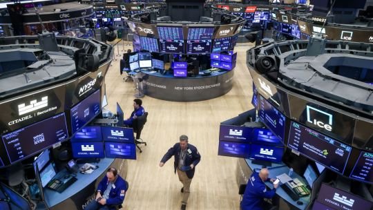 Los activos argentinos cotizan mixtos en Wall Street, mientras que el riesgo país sube levemente