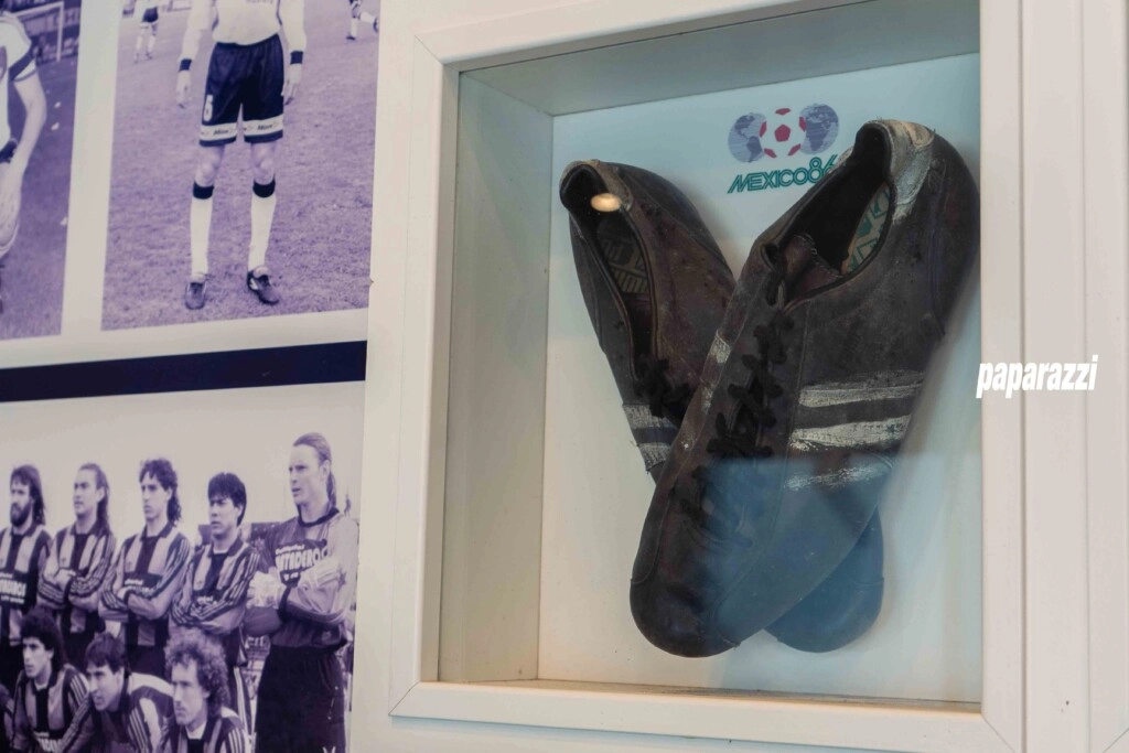 El Checho Batista descubre su museo personal y se confiesa: de los botines con los que hizo “trampa” en el 86 a por qué Maradona “murió como los genios”