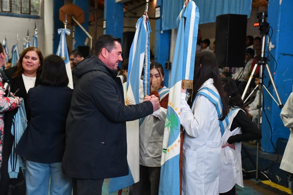 Villa La Angostura celebro el Día de la Bandera.
