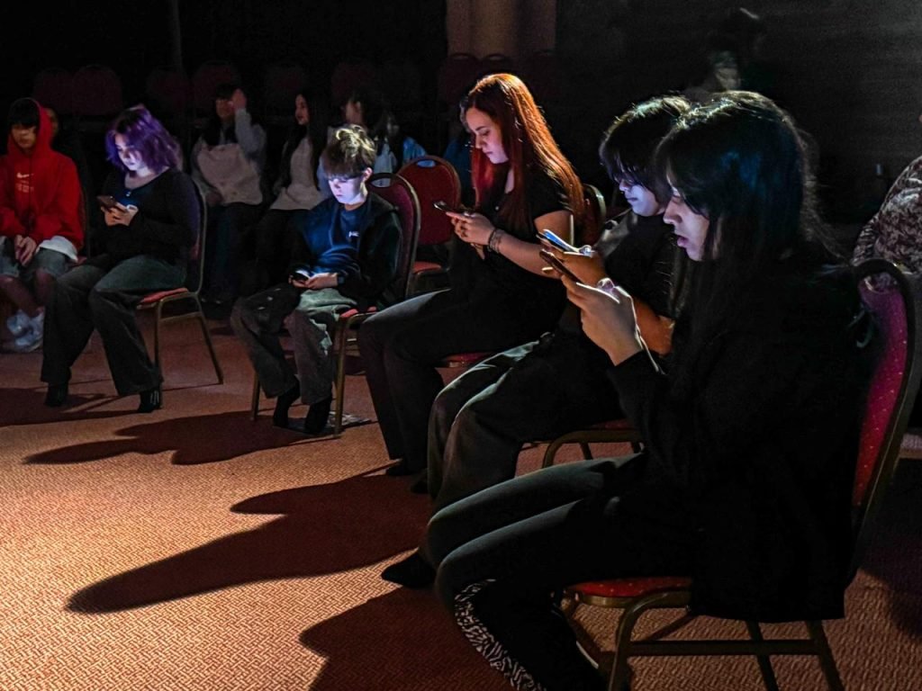 “En Modo Avión”: adolescentes que invitan a pensar