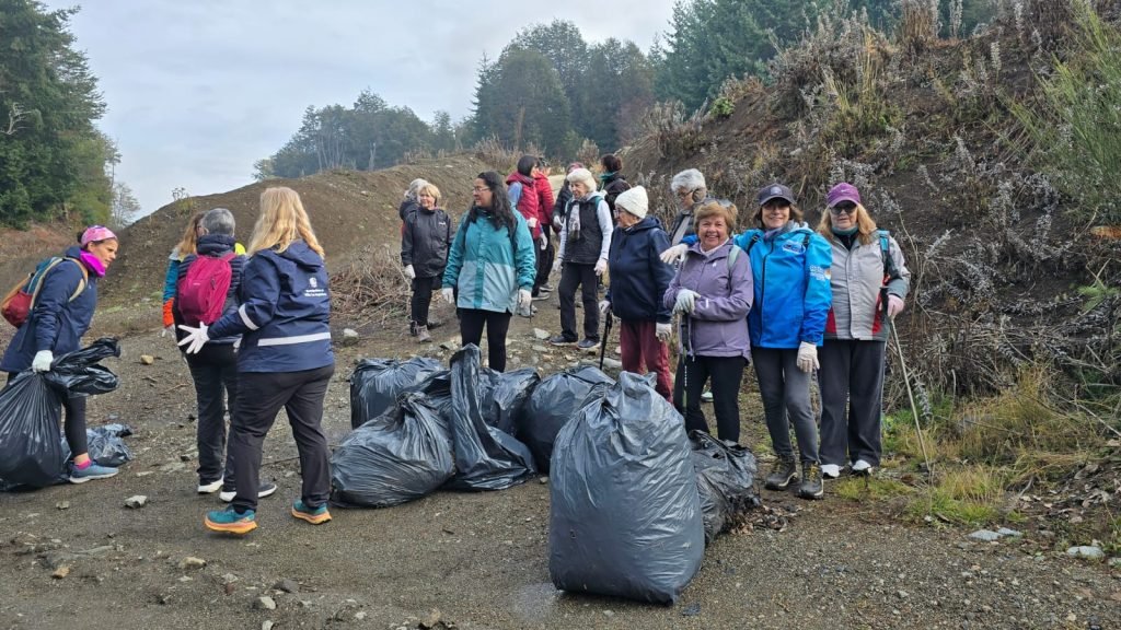 Personas Mayores Realizaron una jornada de limpieza en el sendero de Pascotto.