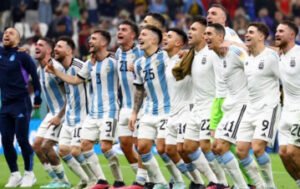 ¡Mostró todo! Danelik subió una foto íntima con Brian Sarmiento completamente sin ropas y provocó una polémica infernal